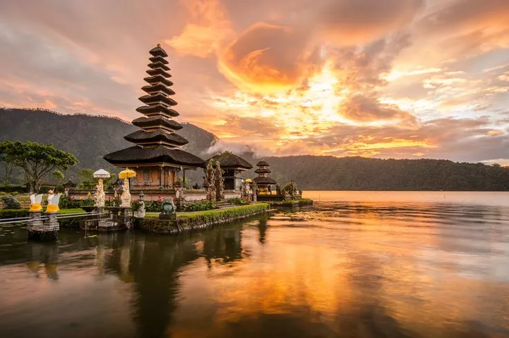 One Day Tour: Ikon Pura di Tengah Danau & Laut