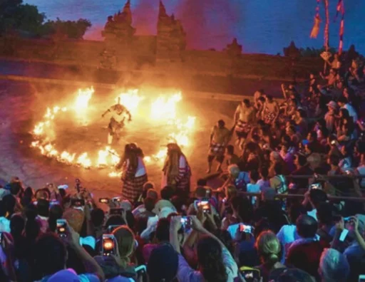 Api, Suara, dan Senja: Membedah Pengalaman Magis Tari Kecak di Uluwatu